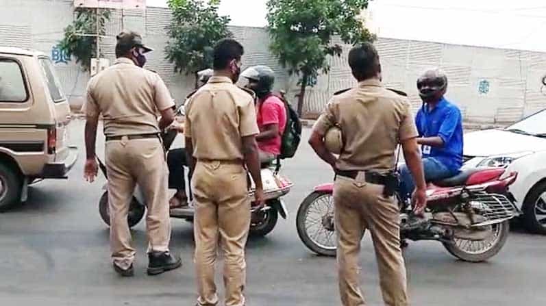 ರಸ್ತೆಯಲ್ಲಿ ಸಂಚರಿಸುವಾಗ ಪೊಲೀಸರಿಂದ ತಪ್ಪಿಸಿಕೊಳ್ಳಲು ಹೋಗಿ ಪ್ರಜ್ಞೆತಪ್ಪಿ ಬಿದ್ದ ವ್ಯಕ್ತಿ; ಬೊಮ್ಮನಹಳ್ಳಿ ವೃತ್ತದ ಬಳಿ ಘಟನೆ ರಸ್ತೆಯಲ್ಲಿ ಸಂಚರಿಸುವಾಗ ಪೊಲೀಸರಿಂದ ತಪ್ಪಿಸಿಕೊಳ್ಳಲು ಹೋಗಿ ಪ್ರಜ್ಞೆತಪ್ಪಿ ಬಿದ್ದ ವ್ಯಕ್ತಿ; ಬೊಮ್ಮನಹಳ್ಳಿ ವೃತ್ತದ ಬಳಿ ಘಟನೆ