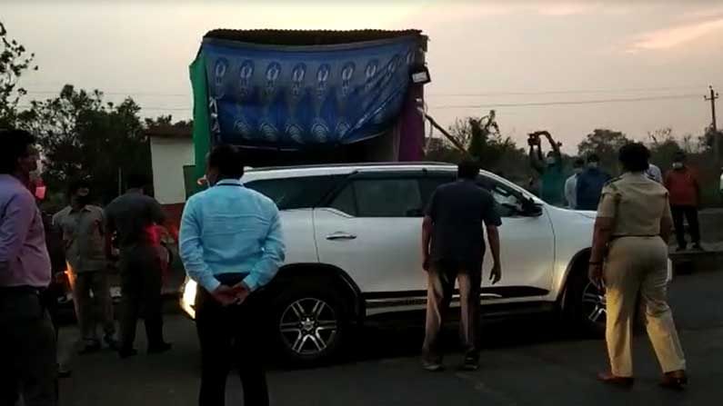 ಬೆಳಗಾವಿಗೆ ತೆರಳುತ್ತಿದ್ದ ಮುಖ್ಯಮಂತ್ರಿ ಬಿ.ಎಸ್.ಯಡಿಯೂರಪ್ಪ ಕಾರನ್ನು ತಪಾಸಣೆ ಮಾಡಿದ ಚುನಾವಣಾ ಸಿಬ್ಬಂದಿ ಬೆಳಗಾವಿಗೆ ತೆರಳುತ್ತಿದ್ದ ಮುಖ್ಯಮಂತ್ರಿ ಬಿ.ಎಸ್.ಯಡಿಯೂರಪ್ಪ ಕಾರನ್ನು ತಪಾಸಣೆ ಮಾಡಿದ ಚುನಾವಣಾ ಸಿಬ್ಬಂದಿ