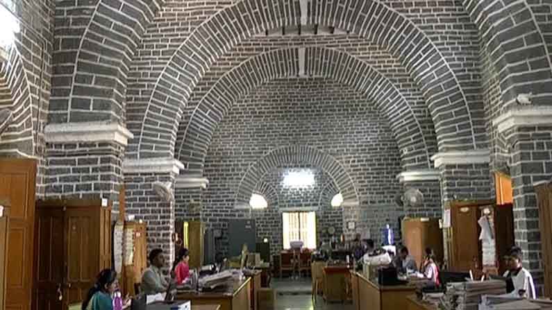 ಗಣಿನಾಡಿನಲ್ಲೊಂದು ತಂಪಾದ ಕಟ್ಟಡ; ಅಂಚೆ ಕಚೇರಿ ಸಿಬ್ಬಂದಿಗಳಿಗೆ ಕೆಲಸ ಮಾಡಲು ಮುದ ನೀಡುವ ತಾಣ ಗಣಿನಾಡಿನಲ್ಲೊಂದು ತಂಪಾದ ಕಟ್ಟಡ; ಅಂಚೆ ಕಚೇರಿ ಸಿಬ್ಬಂದಿಗಳಿಗೆ ಕೆಲಸ ಮಾಡಲು ಮುದ ನೀಡುವ ತಾಣ