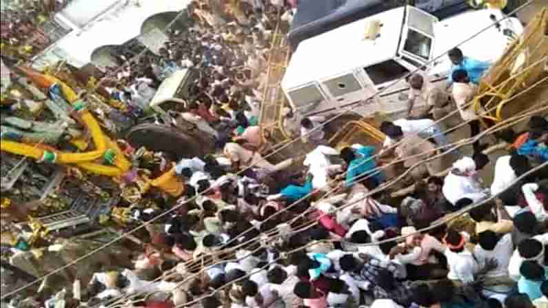 ತೆಕ್ಕಲಕೋಟೆ ಕಾಡಸಿದ್ದೇಶ್ವರ ರಥೋತ್ಸವ ವೇಳೆ ಬ್ಯಾರಿಕೇಡ್ ಕಿತ್ತೆಸೆದು ಭಕ್ತರ ಆಕ್ರೋಶ; ಪೊಲೀಸರಿಂದ ಲಾಠಿಚಾರ್ಜ್