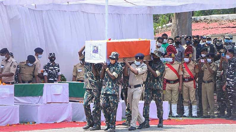 ಮಾವೋವಾದಿಗಳ ಭದ್ರಕೋಟೆ ಛತ್ತೀಸಗಡದ ಬಸ್ತರ್ನಲ್ಲಿ 10 ವರ್ಷಗಳಲ್ಲಿ ಹುತಾತ್ಮರಾಗಿದ್ದು 175 ಯೋಧರು; ಶಾಂತಿಗೆ ಅಭಿವೃದ್ಧಿಯೊಂದೇ ಆಸರೆ ಮಾವೋವಾದಿಗಳ ಭದ್ರಕೋಟೆ ಛತ್ತೀಸಗಡದ ಬಸ್ತರ್ನಲ್ಲಿ 10 ವರ್ಷಗಳಲ್ಲಿ ಹುತಾತ್ಮರಾಗಿದ್ದು 175 ಯೋಧರು; ಶಾಂತಿಗೆ ಅಭಿವೃದ್ಧಿಯೊಂದೇ ಆಸರೆ