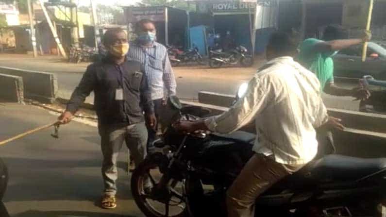ಜೆರಾಕ್ಸ್ ಅಂಗಡಿ ಮಾಲೀಕನಿಗೆ ಥಳಿಸಿದ ತಹಶೀಲ್ದಾರ್, ಅನಗತ್ಯವಾಗಿ ಓಡಾಡುತ್ತಿದ್ದವರಿಗೆ ಬಸ್ಕಿ ಶಿಕ್ಷೆ ಜೆರಾಕ್ಸ್ ಅಂಗಡಿ ಮಾಲೀಕನಿಗೆ ಥಳಿಸಿದ ತಹಶೀಲ್ದಾರ್, ಅನಗತ್ಯವಾಗಿ ಓಡಾಡುತ್ತಿದ್ದವರಿಗೆ ಬಸ್ಕಿ ಶಿಕ್ಷೆ