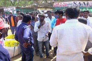 Coronavirus guidelines vigilant farmers merchants angry at flower market in chikkaballapur 33