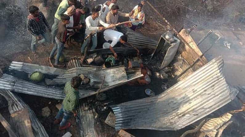 ಕಲಬುರಗಿಯಲ್ಲಿ ಅಗ್ನಿ ಅವಘಡ: ಅನಿಲ ಸೋರಿಕೆಯಿಂದ ಸುಟ್ಟು ಕರಕಲಾದ ಮನೆ ಕಲಬುರಗಿಯಲ್ಲಿ ಅಗ್ನಿ ಅವಘಡ: ಅನಿಲ ಸೋರಿಕೆಯಿಂದ ಸುಟ್ಟು ಕರಕಲಾದ ಮನೆ