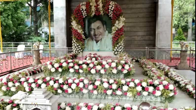 Rajkumar Death Anniversary: ಕೊವಿಡ್ ಹಿನ್ನೆಲೆಯಲ್ಲಿ ಡಾ. ರಾಜ್ ಸಮಾಧಿಗೆ ಕುಟುಂಬದವರಿಂದ ಸಿಂಪಲ್ ಪೂಜೆ Rajkumar Death Anniversary: ಕೊವಿಡ್ ಹಿನ್ನೆಲೆಯಲ್ಲಿ ಡಾ. ರಾಜ್ ಸಮಾಧಿಗೆ ಕುಟುಂಬದವರಿಂದ ಸಿಂಪಲ್ ಪೂಜೆ