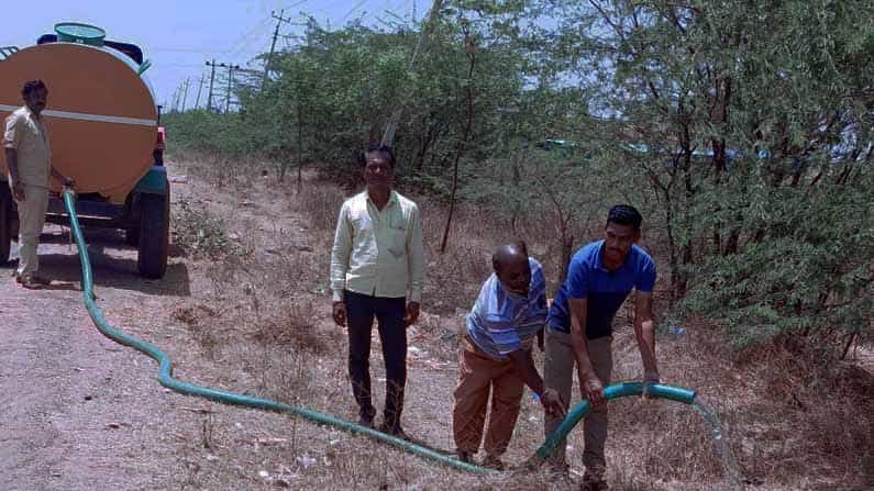 ಕೊಪ್ಪಳದಲ್ಲಿ ಹಸಿರು ಮಾನವೀಯತೆ; ರಸ್ತೆ ಬದಿಯಲ್ಲಿ ಒಣಗಿ ಹೋಗುತ್ತಿದ್ದ ಗಿಡಗಳಿಗೆ ನೀರುಣಿಸಿದ ದ್ವಾರಕಾಮಯಿ ಟ್ರಸ್ಟ್ ಸದಸ್ಯರು ಕೊಪ್ಪಳದಲ್ಲಿ ಹಸಿರು ಮಾನವೀಯತೆ; ರಸ್ತೆ ಬದಿಯಲ್ಲಿ ಒಣಗಿ ಹೋಗುತ್ತಿದ್ದ ಗಿಡಗಳಿಗೆ ನೀರುಣಿಸಿದ ದ್ವಾರಕಾಮಯಿ ಟ್ರಸ್ಟ್ ಸದಸ್ಯರು