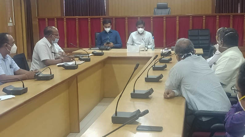 ಕೊರೊನಾ ಸೋಂಕಿತರ ಚಿಕಿತ್ಸೆಗೆ ಶೇ.50 ರಷ್ಟು ಹಾಸಿಗೆ ಮೀಸಲಿಡಲು ಖಾಸಗಿ ಆಸ್ಪತ್ರೆಗಳಿಗೆ ಗದಗ ಜಿಲ್ಲಾಧಿಕಾರಿ ಸೂಚನೆ ಕೊರೊನಾ ಸೋಂಕಿತರ ಚಿಕಿತ್ಸೆಗೆ ಶೇ.50 ರಷ್ಟು ಹಾಸಿಗೆ ಮೀಸಲಿಡಲು ಖಾಸಗಿ ಆಸ್ಪತ್ರೆಗಳಿಗೆ ಗದಗ ಜಿಲ್ಲಾಧಿಕಾರಿ ಸೂಚನೆ