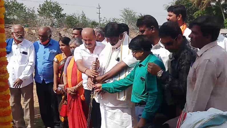 ಕೊವಿಡ್ ಮಧ್ಯೆಯೂ ಹಾಸನದಲ್ಲಿ ಬಿಜೆಪಿ ರಾಜ್ಯ ಕಾರ್ಯಕಾರಣಿ; ಗುದ್ದಲಿ ಪೂಜೆ ನೆರವೇರಿಸಿದ ಸಚಿವ ಗೋಪಾಲಯ್ಯ ಕೊವಿಡ್ ಮಧ್ಯೆಯೂ ಹಾಸನದಲ್ಲಿ ಬಿಜೆಪಿ ರಾಜ್ಯ ಕಾರ್ಯಕಾರಣಿ; ಗುದ್ದಲಿ ಪೂಜೆ ನೆರವೇರಿಸಿದ ಸಚಿವ ಗೋಪಾಲಯ್ಯ