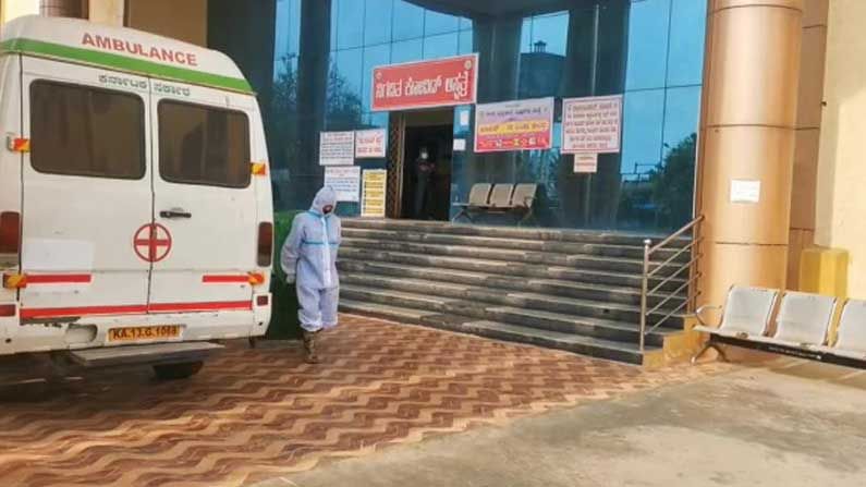ಇಂಜೆಕ್ಷನ್ ಸಿಗದೆ ಹಾಸನ ಆಸ್ಪತ್ರೆಯಲ್ಲಿ ಕೊರೊನಾ ಸೋಂಕಿತನ ನರಳಾಟ.. ಸಿಗುತ್ತಿಲ್ಲ ಜೀವ ರಕ್ಷಕ
