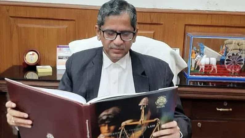 ವ್ಯಕ್ತಿ-ವ್ಯಕ್ತಿತ್ವ: ಕಡಿಮೆ ಮಾತು, ಖಚಿತ ನಿಲುವು- ಇದು ಸುಪ್ರೀಂಕೋರ್ಟ್ ನಿಯೋಜಿತ ಮುಖ್ಯ ನ್ಯಾಯಮೂರ್ತಿ ಎನ್.ವಿ.ರಮಣ ಅವರ ಕಾರ್ಯಶೈಲಿ ವ್ಯಕ್ತಿ-ವ್ಯಕ್ತಿತ್ವ: ಕಡಿಮೆ ಮಾತು, ಖಚಿತ ನಿಲುವು- ಇದು ಸುಪ್ರೀಂಕೋರ್ಟ್ ನಿಯೋಜಿತ ಮುಖ್ಯ ನ್ಯಾಯಮೂರ್ತಿ ಎನ್.ವಿ.ರಮಣ ಅವರ ಕಾರ್ಯಶೈಲಿ
