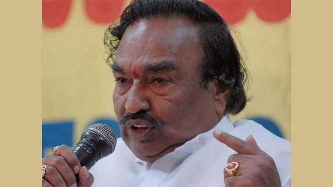 ಲಾಕ್​ಡೌನ್ ನಿರ್ಬಂಧದ ನಡುವೆ ಕುಟುಂಬ ಸಹಿತ ದೇವಾಲಯಕ್ಕೆ ಭೇಟಿ ಕೊಟ್ಟ ಈಶ್ವರಪ್ಪ