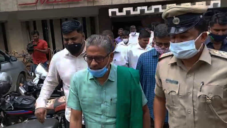 ಬಸ್ ಮುಷ್ಕರಕ್ಕೆ ಕುಮ್ಮಕ್ಕು ನೀಡಿದ ಕೋಡಿಹಳ್ಳಿ ಚಂದ್ರಶೇಖರ್ ಬೆಳಗಾವಿಯಲ್ಲಿ ಪೊಲೀಸರ ವಶಕ್ಕೆ ಬಸ್ ಮುಷ್ಕರಕ್ಕೆ ಕುಮ್ಮಕ್ಕು ನೀಡಿದ ಕೋಡಿಹಳ್ಳಿ ಚಂದ್ರಶೇಖರ್ ಬೆಳಗಾವಿಯಲ್ಲಿ ಪೊಲೀಸರ ವಶಕ್ಕೆ