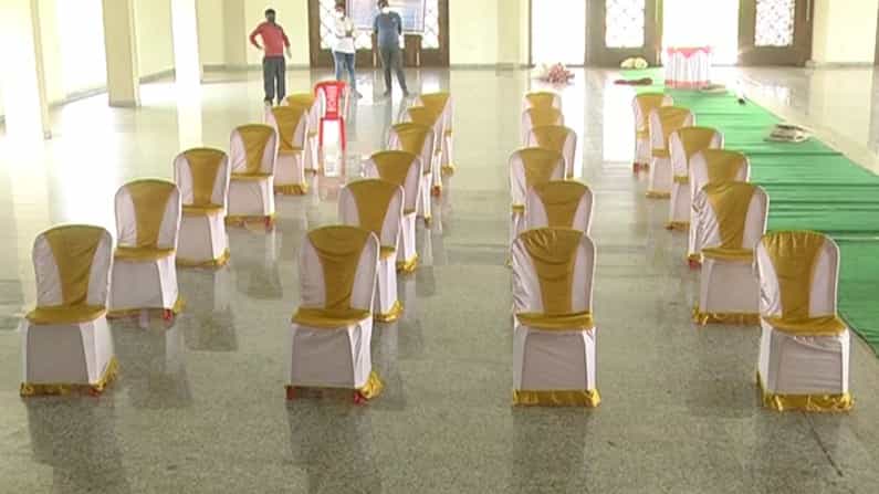 ಮದುವೆಗಳಿಗೆ ಕೊರೊನಾ ವಿಘ್ನ, ಪಾಸ್ಗಳಿಗೆ ಪರದಾಟ: ಕಣ್ಣೀರು ಹಾಕುತ್ತಿದ್ದಾರೆ ಪೋಷಕರು ಮದುವೆಗಳಿಗೆ ಕೊರೊನಾ ವಿಘ್ನ, ಪಾಸ್ಗಳಿಗೆ ಪರದಾಟ: ಕಣ್ಣೀರು ಹಾಕುತ್ತಿದ್ದಾರೆ ಪೋಷಕರು