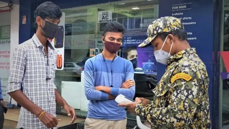 ಬೆಂಗಳೂರಿನಲ್ಲಿ ಕೊರೊನಾ ನಿಯಮ ಉಲ್ಲಂಘಿಸಿದವರಿಂದ ಭರ್ಜರಿ ದಂಡ ವಸೂಲಿ.. 11 ದಿನದಲ್ಲಿ 83.49 ಲಕ್ಷಕ್ಕೂ ಹೆಚ್ಚು ಹಣ ಸಂಗ್ರಹ ಬೆಂಗಳೂರಿನಲ್ಲಿ ಕೊರೊನಾ ನಿಯಮ ಉಲ್ಲಂಘಿಸಿದವರಿಂದ ಭರ್ಜರಿ ದಂಡ ವಸೂಲಿ.. 11 ದಿನದಲ್ಲಿ 83.49 ಲಕ್ಷಕ್ಕೂ ಹೆಚ್ಚು ಹಣ ಸಂಗ್ರಹ