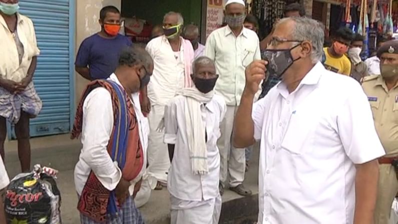 ಮಾಸ್ಕ್ ಹಾಕದೇ ಬಸ್ಗೆ ಕಾಯುತ್ತಿದ್ದವರಿಗೆ ಕೊರೊನಾ ಪಾಠ ಮಾಡಿದ ಸಚಿವ ಸುರೇಶ್ ಕುಮಾರ್
