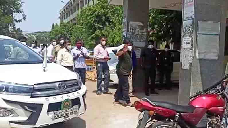 ಸೋಂಕು ಧೃಡವಾದ ಹಿನ್ನೆಲೆ ಜಿಲ್ಲಾಸ್ಪತ್ರೆಗೆ ಸೇರುವೆ ಎಂದಿದ್ದ ಶಾಸಕ ರೇಣುಕಾಚಾರ್ಯ ರಾತ್ರೋರಾತ್ರಿ ಬೆಂಗಳೂರಿಗೆ ಶಿಫ್ಟ್ ಸೋಂಕು ಧೃಡವಾದ ಹಿನ್ನೆಲೆ ಜಿಲ್ಲಾಸ್ಪತ್ರೆಗೆ ಸೇರುವೆ ಎಂದಿದ್ದ ಶಾಸಕ ರೇಣುಕಾಚಾರ್ಯ ರಾತ್ರೋರಾತ್ರಿ ಬೆಂಗಳೂರಿಗೆ ಶಿಫ್ಟ್