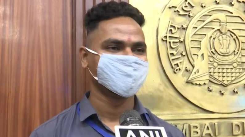 ಜೀವ ಪಣಕ್ಕಿಟ್ಟು ಮಗುವಿನ ಪ್ರಾಣ ಉಳಿಸಿದ, ಅದೇ ಪುಟಾಣಿಗೆ ಬಹುಮಾನದ ಅರ್ಧ ಹಣ ಕೊಟ್ಟ ರೈಲ್ವೆ ಉದ್ಯೋಗಿ: ಉದಾತ್ತ ಮನಸ್ಸಿಗೆ ನೆಟ್ಟಿಗರು ಫಿದಾ ಜೀವ ಪಣಕ್ಕಿಟ್ಟು ಮಗುವಿನ ಪ್ರಾಣ ಉಳಿಸಿದ, ಅದೇ ಪುಟಾಣಿಗೆ ಬಹುಮಾನದ ಅರ್ಧ ಹಣ ಕೊಟ್ಟ ರೈಲ್ವೆ ಉದ್ಯೋಗಿ: ಉದಾತ್ತ ಮನಸ್ಸಿಗೆ ನೆಟ್ಟಿಗರು ಫಿದಾ