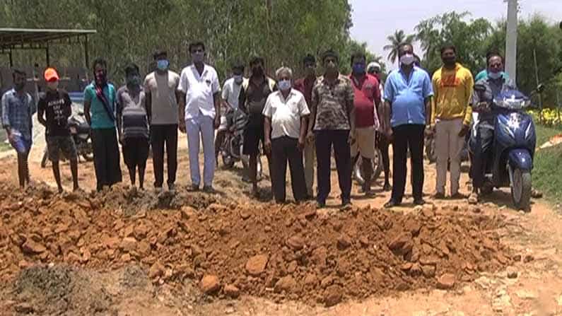 ದೇವನಹಳ್ಳಿ ಮೊರಾರ್ಜಿ ದೇಸಾಯಿ ವಸತಿ ಶಾಲೆಯಲ್ಲಿ ಸೋಂಕಿತರ ಚಿಕಿತ್ಸೆಗೆ ಸಿದ್ಧತೆ; ಚಿಕಿತ್ಸೆ ವಿರೋಧಿಸಿ ಗ್ರಾಮಸ್ಥರಿಂದ ಪ್ರತಿಭಟನೆ ದೇವನಹಳ್ಳಿ ಮೊರಾರ್ಜಿ ದೇಸಾಯಿ ವಸತಿ ಶಾಲೆಯಲ್ಲಿ ಸೋಂಕಿತರ ಚಿಕಿತ್ಸೆಗೆ ಸಿದ್ಧತೆ; ಚಿಕಿತ್ಸೆ ವಿರೋಧಿಸಿ ಗ್ರಾಮಸ್ಥರಿಂದ ಪ್ರತಿಭಟನೆ