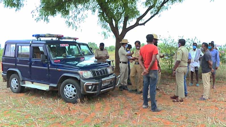 ಚಿಕ್ಕಬಳ್ಳಾಪುರದಲ್ಲಿ ಕೊಳೆತ ಸ್ಥಿತಿಯಲ್ಲಿ ಮಹಿಳೆಯ ಶವ ಪತ್ತೆ; ಅತ್ಯಾಚಾರ ಎಸಗಿ ಕೊಂದಿರುವ ಶಂಕೆ ಚಿಕ್ಕಬಳ್ಳಾಪುರದಲ್ಲಿ ಕೊಳೆತ ಸ್ಥಿತಿಯಲ್ಲಿ ಮಹಿಳೆಯ ಶವ ಪತ್ತೆ; ಅತ್ಯಾಚಾರ ಎಸಗಿ ಕೊಂದಿರುವ ಶಂಕೆ