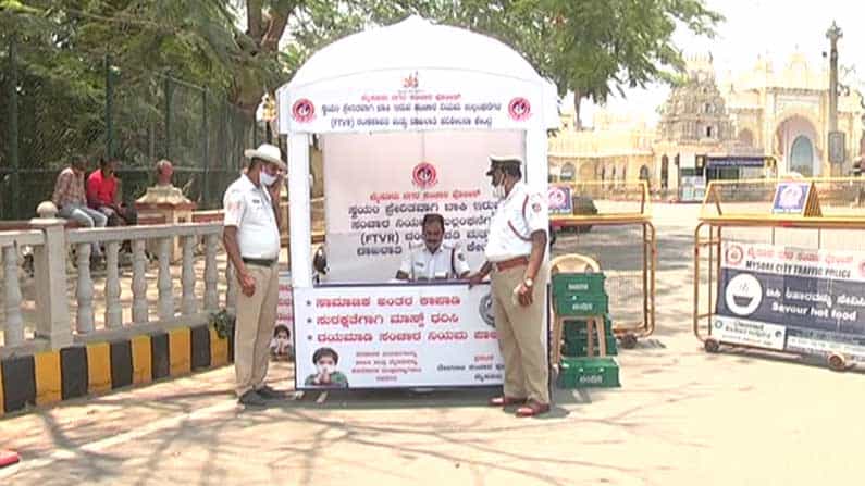 ನೂತನ ಸುಧಾರಿತ ಸಂಚಾರಿ ನಿಯಮಕ್ಕೆ ಚಾಲನೆ; ಮೈಸೂರಿನಲ್ಲಿ ಸಾರ್ವಜನಿಕರಿಂದ ಸ್ವಯಂ ವಾಹನ ತಪಾಸಣೆ ನೂತನ ಸುಧಾರಿತ ಸಂಚಾರಿ ನಿಯಮಕ್ಕೆ ಚಾಲನೆ; ಮೈಸೂರಿನಲ್ಲಿ ಸಾರ್ವಜನಿಕರಿಂದ ಸ್ವಯಂ ವಾಹನ ತಪಾಸಣೆ