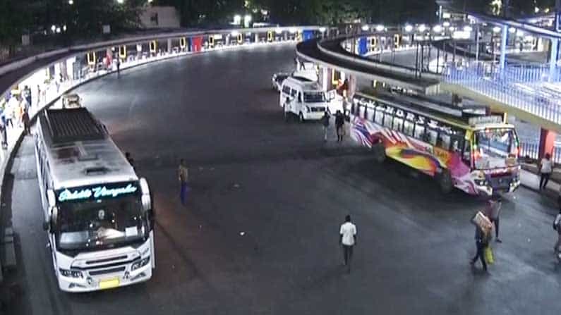 Bus Strike: ಇತಿಹಾಸದಲ್ಲೇ ಮೊದಲ ಬಾರಿಗೆ ನಾಲ್ಕು ತಿಂಗಳ ಅಂತರದಲ್ಲಿ ಎರಡು ಬಾರಿ ಸಾರಿಗೆ ನೌಕರರ ಮುಷ್ಕರ; ಇಂದು ಸಹ ಪ್ರಯಾಣಿಕರ ಪರದಾಟ Bus Strike: ಇತಿಹಾಸದಲ್ಲೇ ಮೊದಲ ಬಾರಿಗೆ ನಾಲ್ಕು ತಿಂಗಳ ಅಂತರದಲ್ಲಿ ಎರಡು ಬಾರಿ ಸಾರಿಗೆ ನೌಕರರ ಮುಷ್ಕರ; ಇಂದು ಸಹ ಪ್ರಯಾಣಿಕರ ಪರದಾಟ
