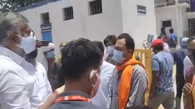 ಆಕ್ಸಿಜನ್ ಸಿಗುತ್ತಿಲ್ಲ ಎಂದ ವ್ಯಕ್ತಿಯಲ್ಲಿ 'ಹೀಗೆ ಕೇಳಿದ್ರೆ ಕಪಾಳಕ್ಕೆ ಎರಡೇಟು ಸಿಗುತ್ತದೆ' ಎಂದ ಕೇಂದ್ರ ಸಚಿವ ಪ್ರಹ್ಲಾದ್ ಪಟೇಲ್ ಆಕ್ಸಿಜನ್ ಸಿಗುತ್ತಿಲ್ಲ ಎಂದ ವ್ಯಕ್ತಿಯಲ್ಲಿ 'ಹೀಗೆ ಕೇಳಿದ್ರೆ ಕಪಾಳಕ್ಕೆ ಎರಡೇಟು ಸಿಗುತ್ತದೆ' ಎಂದ ಕೇಂದ್ರ ಸಚಿವ ಪ್ರಹ್ಲಾದ್ ಪಟೇಲ್