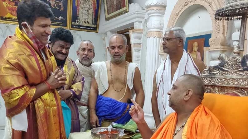 ಸಿನಿಮಾ ಕೆಲಸಕ್ಕೆ ಬ್ರೇಕ್ ನೀಡಿ ಮಂತ್ರಾಲಯದ ರಾಯರ ದರ್ಶನ ಪಡೆದ ಪುನೀತ್-ಜಗ್ಗೇಶ್
