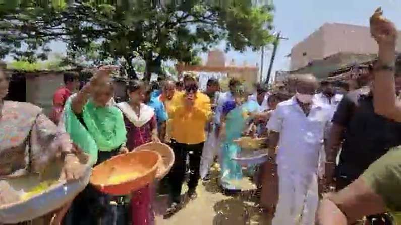 ಹಾರೆ ಹಿಡಿದು ಮಣ್ಣು ಅಗೆದ ಶಾಸಕ ಎಂ.ಪಿ. ರೇಣುಕಾಚಾರ್ಯಗೆ ಕೂಲಿ ಕಾರ್ಮಿಕರಿಂದ ಹೂ ಹಾರ -ಹೂ ಮಳೆ