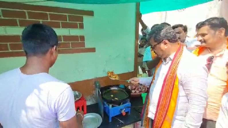 ಮಸ್ಕಿ ಉಪಚುನಾವಣಾ ಪ್ರಚಾರದ ವೇಳೆ ಮಿರ್ಚಿ ಕರಿದ ಶಾಸಕ ರೇಣುಕಾಚಾರ್ಯ ಮಸ್ಕಿ ಉಪಚುನಾವಣಾ ಪ್ರಚಾರದ ವೇಳೆ ಮಿರ್ಚಿ ಕರಿದ ಶಾಸಕ ರೇಣುಕಾಚಾರ್ಯ