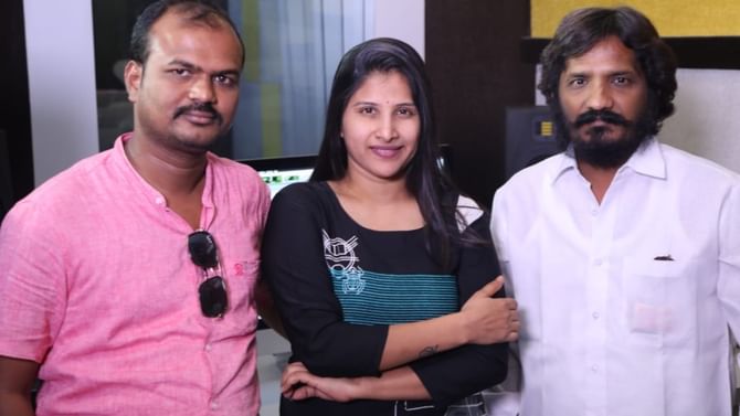 Mangli: ಕನ್ನಡಕ್ಕೆ ಬಂದ ಮಂಗ್ಲಿ! ‘ಕಣ್ಣೇ ಅದಿರಿಂದಿ..’ ಬಳಿಕ ‘ಕರಿಯಾ ಐ ಲವ್ ಯೂ’ ಎಂದ ಸೆನ್ಸೇಷನಲ್ ಸಿಂಗರ್ Mangli: ಕನ್ನಡಕ್ಕೆ ಬಂದ ಮಂಗ್ಲಿ! ‘ಕಣ್ಣೇ ಅದಿರಿಂದಿ..’ ಬಳಿಕ ‘ಕರಿಯಾ ಐ ಲವ್ ಯೂ’ ಎಂದ ಸೆನ್ಸೇಷನಲ್ ಸಿಂಗರ್