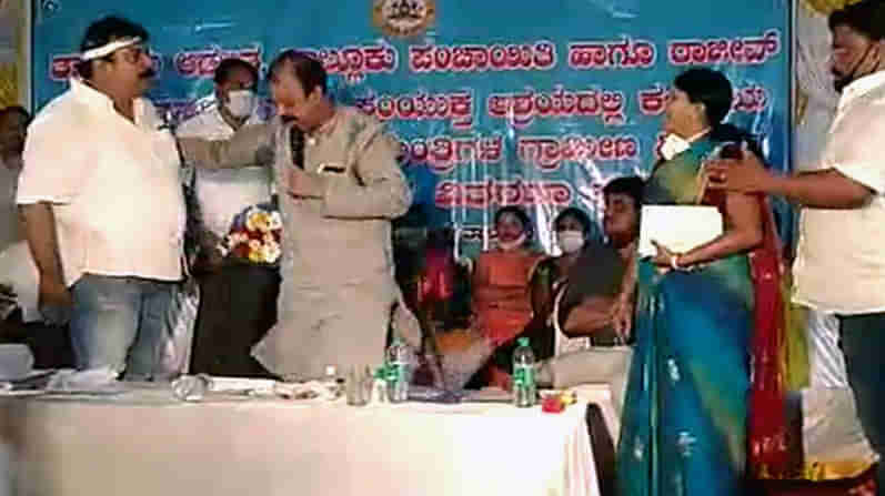 ಶ್ರೀರಂಗಪಟ್ಟಣ ಎಂಎಲ್ಎ ರವೀಂದ್ರಗೆ ತಹಶೀಲ್ದಾರ್ ರೂಪಾ ಕ್ಲಾಸ್; ವೇದಿಕೆಯಲ್ಲೇ ನಾಯಕರ ಜಟಾಪಟಿ, ವಿಡಿಯೊ ವೈರಲ್