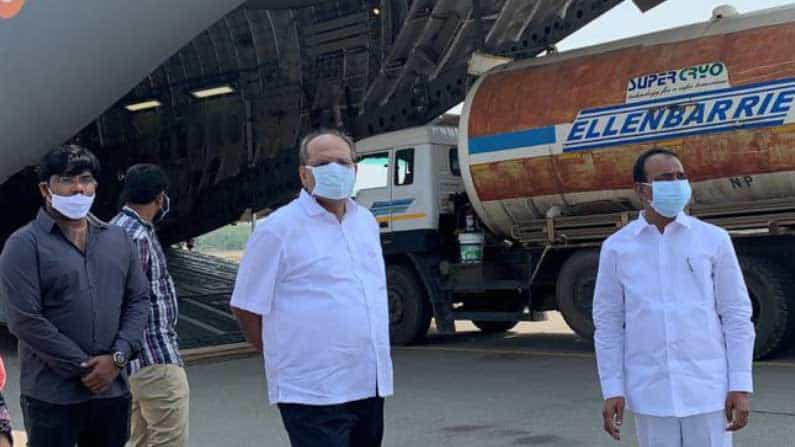 ತೆಲಂಗಾಣ: ಹೈದರಾಬಾದ್ನಿಂದ ಒಡಿಶಾಗೆ ಆಕ್ಸಿಜನ್ ಟ್ಯಾಂಕ್ ಏರ್ಲಿಫ್ಟ್ ಮಾಡಿದ ಭಾರತೀಯ ವಾಯುಪಡೆ ತೆಲಂಗಾಣ: ಹೈದರಾಬಾದ್ನಿಂದ ಒಡಿಶಾಗೆ ಆಕ್ಸಿಜನ್ ಟ್ಯಾಂಕ್ ಏರ್ಲಿಫ್ಟ್ ಮಾಡಿದ ಭಾರತೀಯ ವಾಯುಪಡೆ