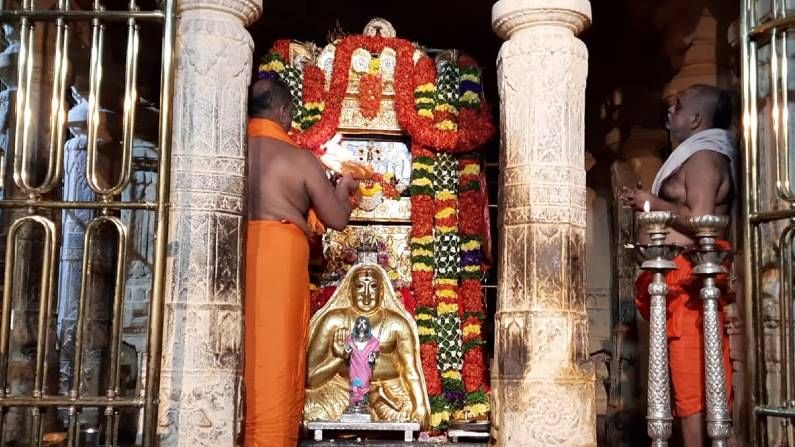 ಇಂದಿನಿಂದ ಮಂತ್ರಾಲಯ ಮಠ ಓಪನ್.. ರಾಯರ ದರ್ಶನಕ್ಕೆ ಮುಗಿಬಿದ್ದ ಭಕ್ತರು | Mantralaya sri raghavendra swamy temple reopen in raichur ayb | TV9 Kannada