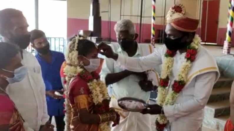 ಕೊವಿಡ್ ನಿಯಮಾನುಸಾರ ಕಟೀಲಿನಲ್ಲಿ ಹಸೆಮಣೆ ಏರಿದ 47 ಜೋಡಿ; ಹಾಸನದಲ್ಲಿ ಮಾಸ್ಕ್ ಧರಿಸದ ಮದುಮಗಳಿಗೆ 100 ರೂ. ದಂಡ