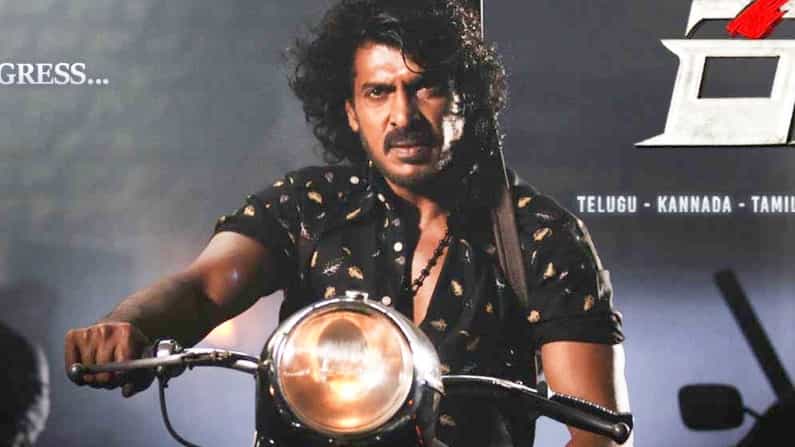 Upendra: ನಟ ಉಪೇಂದ್ರ ತಲೆಗೆ ರಾಡ್ನಿಂದ ಪೆಟ್ಟು! ಕಬ್ಜ ಸಿನಿಮಾ ಶೂಟಿಂಗ್ ವೇಳೆ ಅವಘಡ Upendra: ನಟ ಉಪೇಂದ್ರ ತಲೆಗೆ ರಾಡ್ನಿಂದ ಪೆಟ್ಟು! ಕಬ್ಜ ಸಿನಿಮಾ ಶೂಟಿಂಗ್ ವೇಳೆ ಅವಘಡ