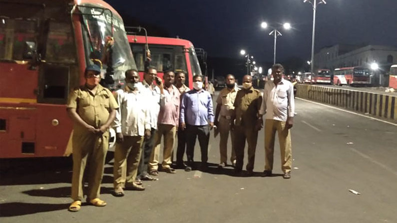 ಮುಷ್ಕರದ ಮಧ್ಯೆಯೂ ಕನ್ನಡಿಗರ ಕೈಹಿಡಿದ ಸಾರಿಗೆ ಸಂಸ್ಥೆ; ವಿಜಯಪುರದಿಂದ ಶ್ರೀಶೈಲಕ್ಕೆ ತೆರಳಿದ 100 ಬಸ್ ಮುಷ್ಕರದ ಮಧ್ಯೆಯೂ ಕನ್ನಡಿಗರ ಕೈಹಿಡಿದ ಸಾರಿಗೆ ಸಂಸ್ಥೆ; ವಿಜಯಪುರದಿಂದ ಶ್ರೀಶೈಲಕ್ಕೆ ತೆರಳಿದ 100 ಬಸ್