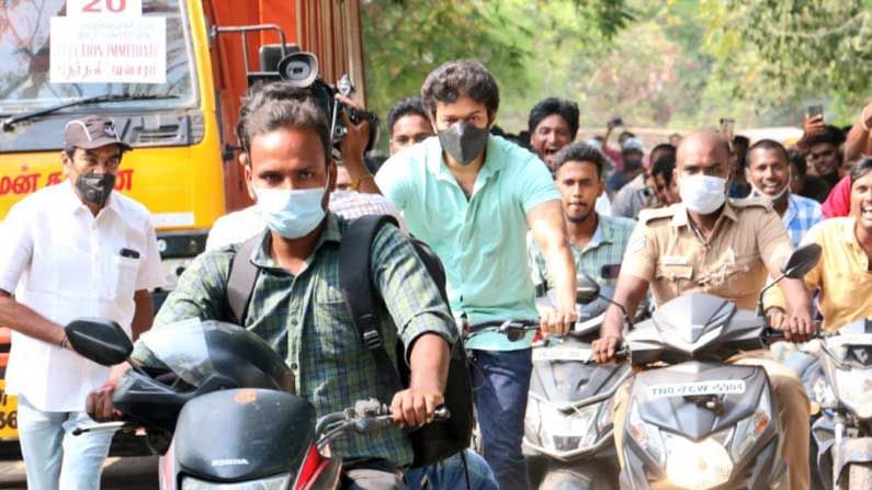 Thalapathy Vijay: ಮತಗಟ್ಟೆ ಮನೆ ಪಕ್ಕದಲ್ಲಿರುವ ಕಾರಣ ನಟ ವಿಜಯ್ ಸೈಕಲ್ನಲ್ಲಿ ಬಂದಿದ್ದು, ಬೇರೆ ಅರ್ಥ ಕಲ್ಪಿಸಬೇಡಿ; ಸಾರ್ವಜನಿಕ ಸಂಪರ್ಕಾಧಿಕಾರಿಯಿಂದ ಸ್ಪಷ್ಟನೆ Thalapathy Vijay: ಮತಗಟ್ಟೆ ಮನೆ ಪಕ್ಕದಲ್ಲಿರುವ ಕಾರಣ ನಟ ವಿಜಯ್ ಸೈಕಲ್ನಲ್ಲಿ ಬಂದಿದ್ದು, ಬೇರೆ ಅರ್ಥ ಕಲ್ಪಿಸಬೇಡಿ; ಸಾರ್ವಜನಿಕ ಸಂಪರ್ಕಾಧಿಕಾರಿಯಿಂದ ಸ್ಪಷ್ಟನೆ