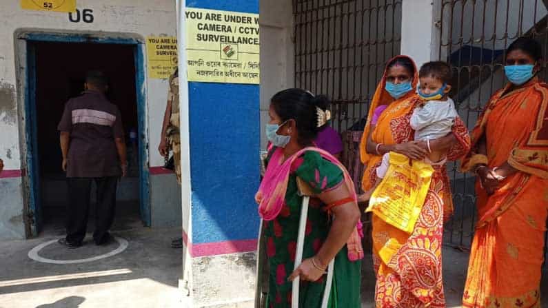 West Bengal Assembly Elections 2021: ಕೊನೆಯ ಹಂತದ ಚುನಾವಣೆಗೆ ಮತದಾನ; ಉತ್ತರ ಕೊಲ್ಕತ್ತಾದಲ್ಲಿ ಬಾಂಬ್ ದಾಳಿ West Bengal Assembly Elections 2021: ಕೊನೆಯ ಹಂತದ ಚುನಾವಣೆಗೆ ಮತದಾನ; ಉತ್ತರ ಕೊಲ್ಕತ್ತಾದಲ್ಲಿ ಬಾಂಬ್ ದಾಳಿ