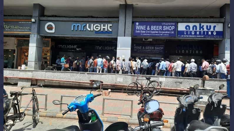 ದೆಹಲಿಯಲ್ಲಿ ಲಾಕ್ಡೌನ್ ಘೋಷಣೆಯಾದ ಕೂಡಲೇ ಮದ್ಯದಂಗಡಿ ಮುಂದೆ ಜನವೋ ಜನ