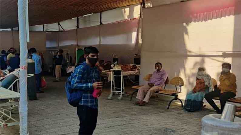 ಪುಣೆ ಪಾಲಿಕೆ ಅಸ್ಪತ್ರೆಗಳಲ್ಲಿ ಬೆಡ್ ಕೊರತೆ, ಸೋಂಕಿತರಿಗೆ ಕುರ್ಚಿಯಲ್ಲಿ ಕೂರಿಸಿ ವೆಂಟಿಲೇಟರ್ ವ್ಯವಸ್ಥೆ!