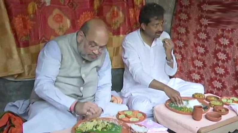 West Bengal Elections 2021: ಪಶ್ಚಿಮ ಬಂಗಾಳದ ರಿಕ್ಷಾವಾಲಾನ ಮನೆಯಲ್ಲಿ ಊಟ ಮಾಡಿದ ಅಮಿತ್ ಶಾ West Bengal Elections 2021: ಪಶ್ಚಿಮ ಬಂಗಾಳದ ರಿಕ್ಷಾವಾಲಾನ ಮನೆಯಲ್ಲಿ ಊಟ ಮಾಡಿದ ಅಮಿತ್ ಶಾ