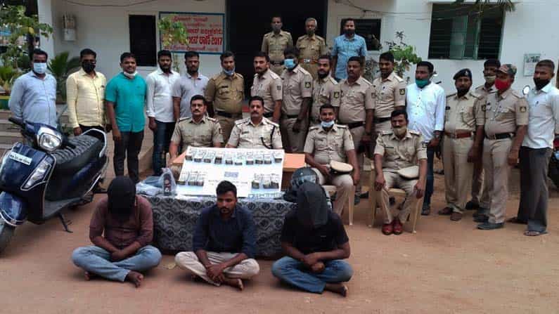 ಎಟಿಎಂನಲ್ಲಿ ಹಣ ದರೋಡೆ ಪ್ರಕರಣ: ಬಳ್ಳಾರಿ ಪೊಲೀಸರಿಂದ ಮೂವರ ಬಂಧನ ಎಟಿಎಂನಲ್ಲಿ ಹಣ ದರೋಡೆ ಪ್ರಕರಣ: ಬಳ್ಳಾರಿ ಪೊಲೀಸರಿಂದ ಮೂವರ ಬಂಧನ