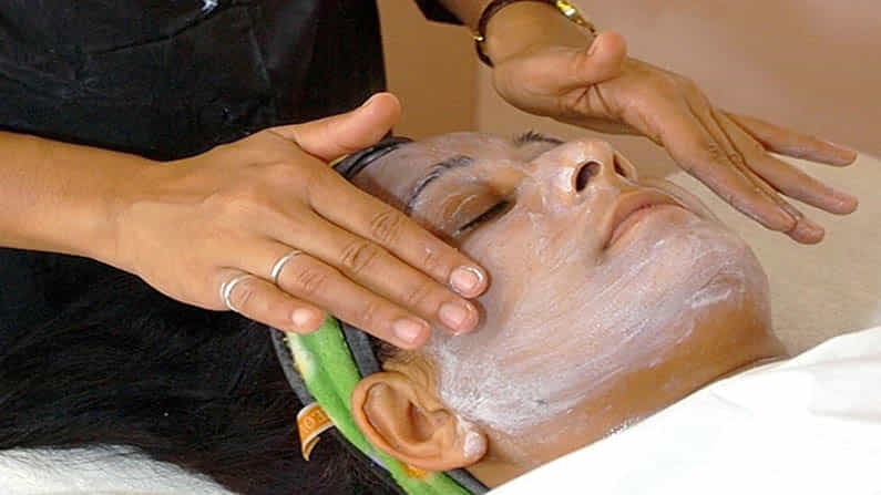 Beauty Tips: ಬಿಸಿಲ ಬೇಗೆಯಿಂದ ತಣಿಯಲು ಬಳಸಿ ಮನೆಮದ್ದು; ಮುಖದ ಕಾಂತಿ ಹೆಚ್ಚಿಸಲು ಇಲ್ಲಿದೆ ಸಲಹೆ Beauty Tips: ಬಿಸಿಲ ಬೇಗೆಯಿಂದ ತಣಿಯಲು ಬಳಸಿ ಮನೆಮದ್ದು; ಮುಖದ ಕಾಂತಿ ಹೆಚ್ಚಿಸಲು ಇಲ್ಲಿದೆ ಸಲಹೆ