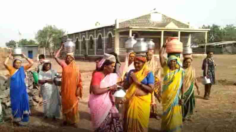 ಕೊರೊನಾ ತಗುಲದಂತೆ ವಿಶಿಷ್ಟ ಹರಕೆ; ದೇವರಿಗೆ ನೀರು ಅರ್ಪಿಸಿ ಗ್ರಾಮವನ್ನು ಕಾಪಾಡುವಂತೆ ಬೇಡಿಕೊಂಡ ಮಹಿಳೆಯರು