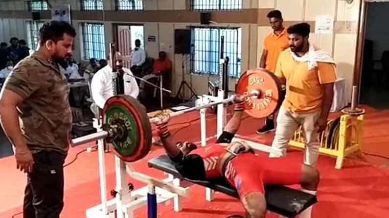 ರಾಜ್ಯಮಟ್ಟದ ಬೆಂಚ್ ಪ್ರೆಸ್ ಸ್ಫರ್ಧೆ; 127 ಕೆಜಿ ಭಾರ ಎತ್ತಿ ಗಮನ ಸೆಳೆದ ದಾವಣಗೆರೆ ಯುವಕ