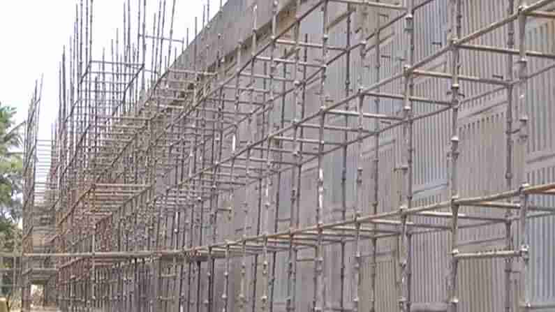 ಮಂದಗತಿಯಲ್ಲಿ ಸಾಗುತ್ತಿರುವ ಧಾರವಾಡ ಬಸ್​ ಸೇತುವೆ ಕಾಮಗಾರಿ; ಸ್ಥಳೀಯರ ಆಕ್ರೋಶ