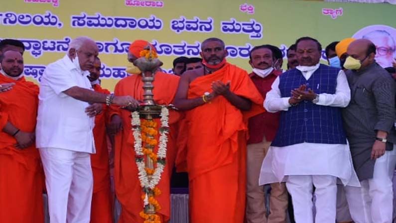 ಒಂದೇ ಕಾರ್ಯಕ್ರಮದಲ್ಲಿ ಭಾಗವಹಿಸಿ, ಒಟ್ಟಿಗೆ ವೇದಿಕೆ ಏರಿದರೂ ಮಾತನಾಡಿಕೊಳ್ಳದ ಸಿಎಂ ಯಡಿಯೂರಪ್ಪ ಮತ್ತು ಸಚಿವ ಈಶ್ವರಪ್ಪ ಒಂದೇ ಕಾರ್ಯಕ್ರಮದಲ್ಲಿ ಭಾಗವಹಿಸಿ, ಒಟ್ಟಿಗೆ ವೇದಿಕೆ ಏರಿದರೂ ಮಾತನಾಡಿಕೊಳ್ಳದ ಸಿಎಂ ಯಡಿಯೂರಪ್ಪ ಮತ್ತು ಸಚಿವ ಈಶ್ವರಪ್ಪ
