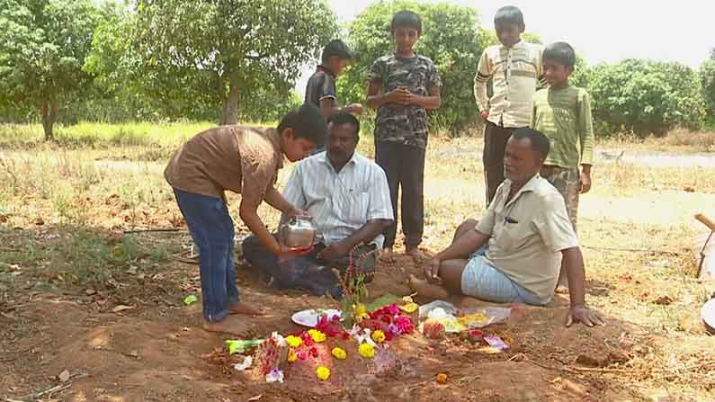 ಕೋಳಿಗಳಿಗೆ ಅಂತ್ಯಸಂಸ್ಕಾರ; ಸಾಕು ಪ್ರಾಣಿ ಸಾವಿಗೆ ಮರುಕ ವ್ಯಕ್ತಪಡಿಸಿದ ಕೋಲಾರದ ಕುಟುಂಬ