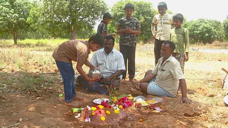 ಕೋಳಿಗಳಿಗೆ ಅಂತ್ಯಸಂಸ್ಕಾರ; ಸಾಕು ಪ್ರಾಣಿ ಸಾವಿಗೆ ಮರುಕ ವ್ಯಕ್ತಪಡಿಸಿದ ಕೋಲಾರದ ಕುಟುಂಬ ಕೋಳಿಗಳಿಗೆ ಅಂತ್ಯಸಂಸ್ಕಾರ; ಸಾಕು ಪ್ರಾಣಿ ಸಾವಿಗೆ ಮರುಕ ವ್ಯಕ್ತಪಡಿಸಿದ ಕೋಲಾರದ ಕುಟುಂಬ