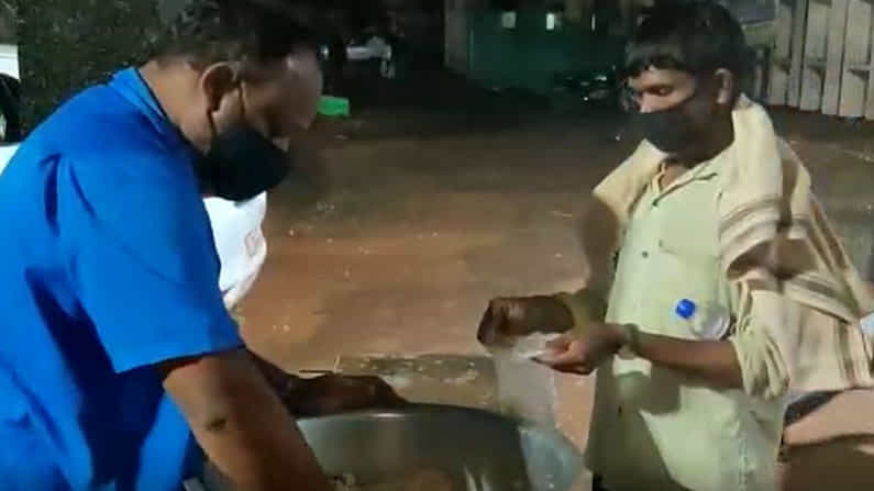 ಕೊರೊನಾ ಕಾಲದಲ್ಲಿ ಜನರ ನೆರವಿಗೆ ನಿಂತ ಬೆಳಗಾವಿಯ ಆಪತ್ಬಾಂಧವ; ಸಾರ್ವಜನಿಕರಿಂದ ಮೆಚ್ಚುಗೆ ಕೊರೊನಾ ಕಾಲದಲ್ಲಿ ಜನರ ನೆರವಿಗೆ ನಿಂತ ಬೆಳಗಾವಿಯ ಆಪತ್ಬಾಂಧವ; ಸಾರ್ವಜನಿಕರಿಂದ ಮೆಚ್ಚುಗೆ